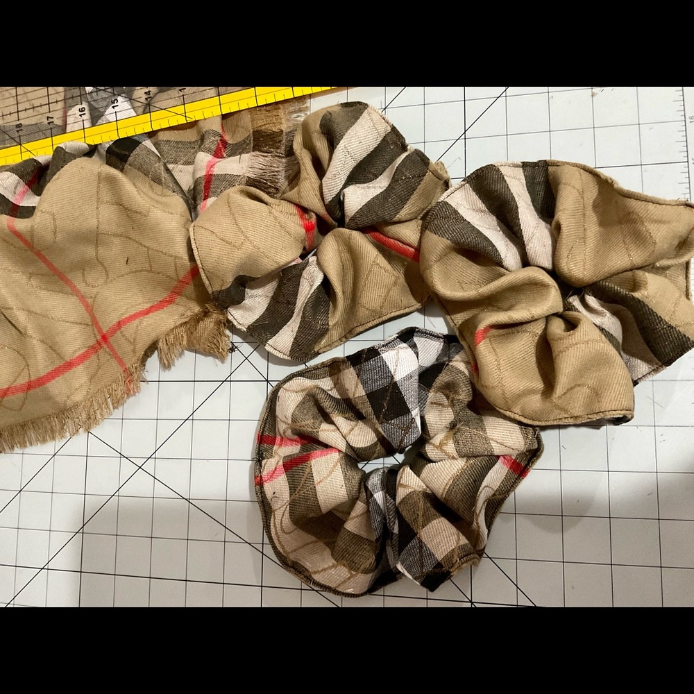 Plaid scrunchies 2pc